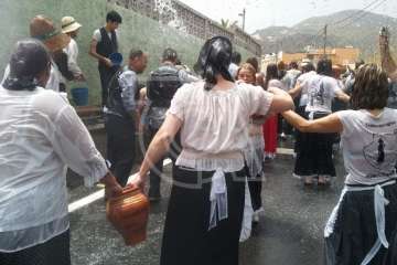  Baño de autoridades en las bodas de oro de la Traída del Agua (Foto TA)